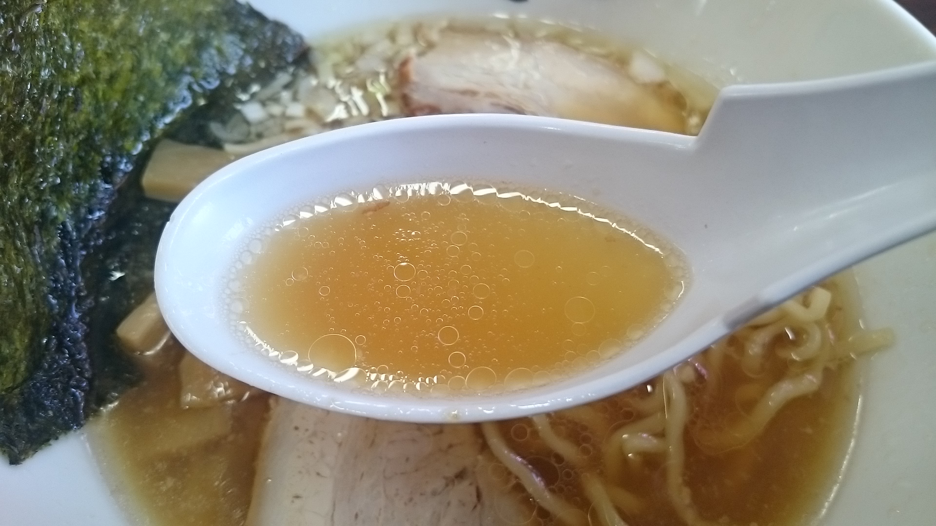 麺心の醬油スープ