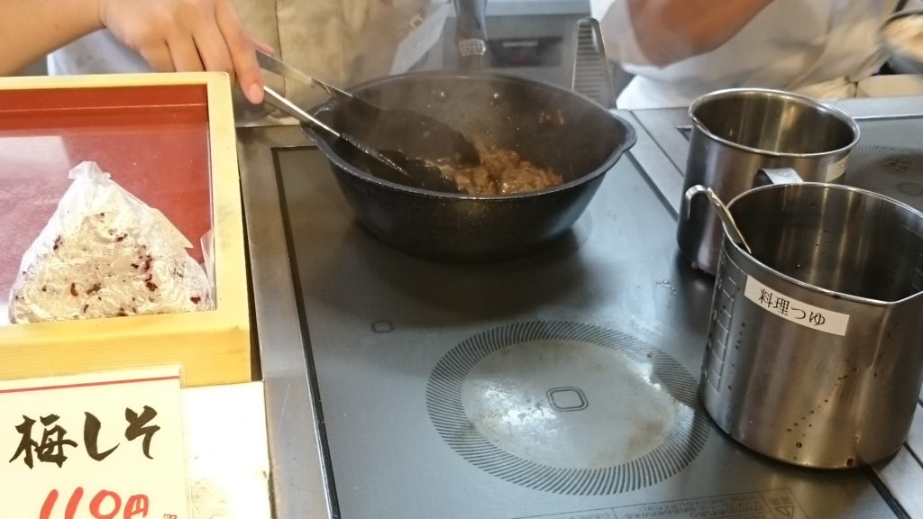 丸亀製麺牛肉ひらたけしぐれ煮ぶっかけを調理中